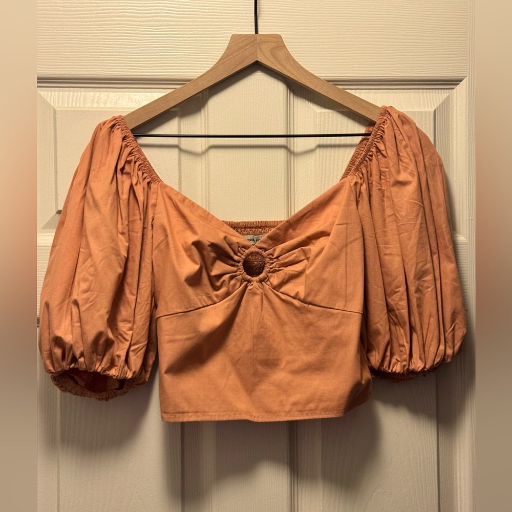 Abercrombie & Fitch Tan Peach Puff Sleeve Keyhole Crop Top (S)